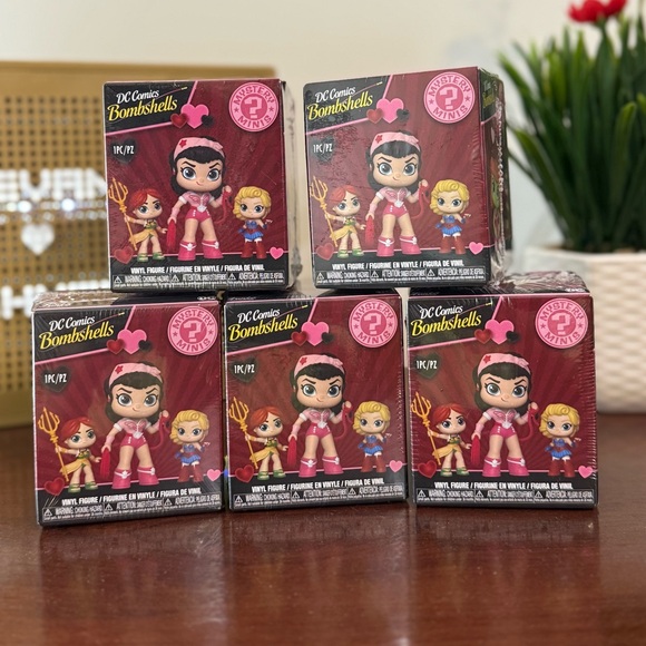 New 5 Funko Mystery Mini: DC Comics Bombshells Valentine - Picture 3 of 8